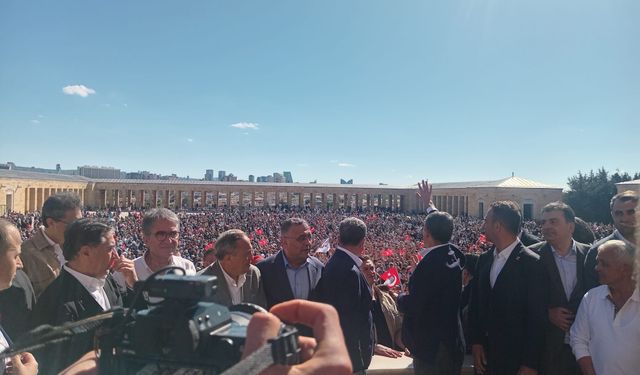 Özgür Özel ve on binlerce kişi Anıtkabir'de: Tarihi kalabalık!