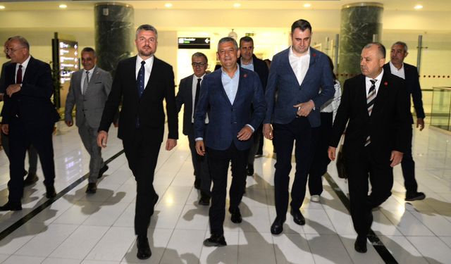 CHP lideri Özgür Özel İzmir'e ayak bastı!