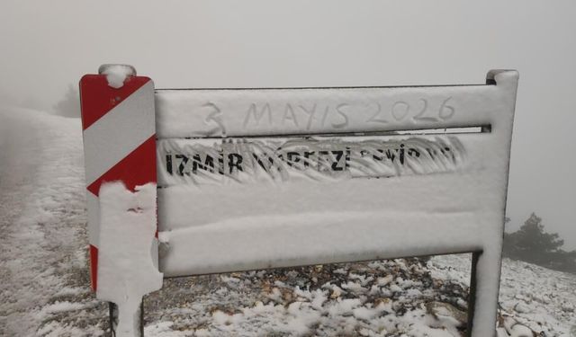 İzmirliler şaşkın: 1517 rakımlı zirvede Mayıs’ta kar keyfi!