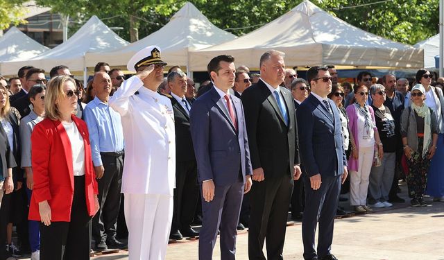 Urla bayram ruhunu gençleriyle yaşattı: Tangodan halk oyunlarına kutlama