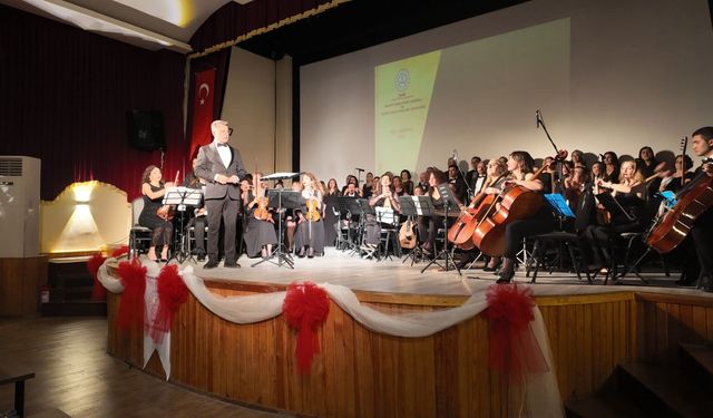 Maarif Orkestrası Foça’yı büyüledi! Dakikalarca alkışlandılar