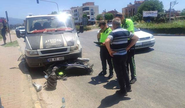 Ödemiş’te kamyonet ile motosiklet çarpıştı: İki kişi yaralandı!