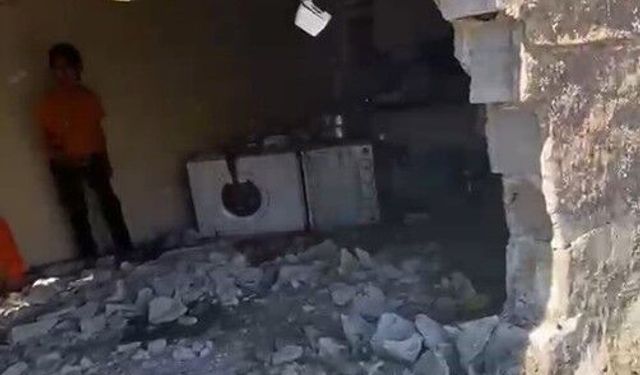 Kahvaltı sofrasında kabusu yaşadılar: Freni boşalan traktör eve daldı!