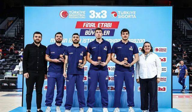 3x3 basketbolda İzmir temsilcisi madalya kürsüsünde