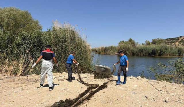 Aliağa’da kaçak avcılığa geçit yok: Güzelhisar Çayı’nda 50 metrelik yasa dışı ağ ele geçirildi