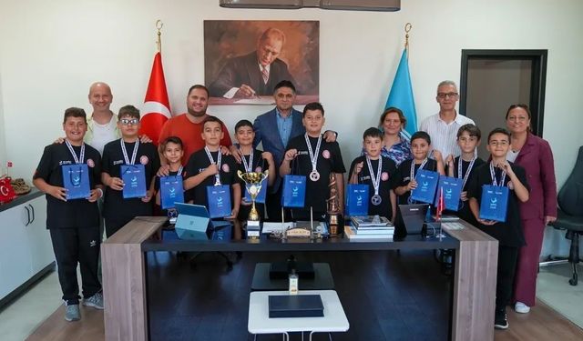 Aliağa'nın minik efeleri Türkiye üçüncüsü! Acar'dan şampiyonluk sözü!