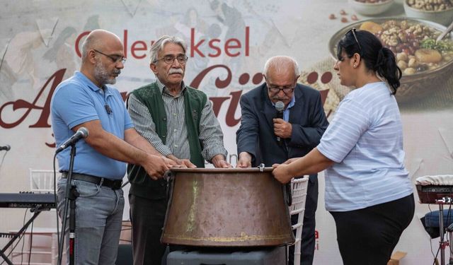 Bornova’da 3 bin 500 can aynı sofrada buluştu: "Kerbela bizim adalet pusulamızdır"