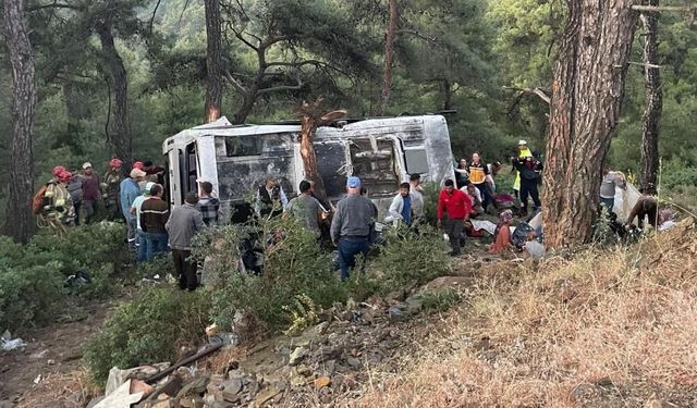Bayındır'da can pazarı! İşçi minibüsü devrildi