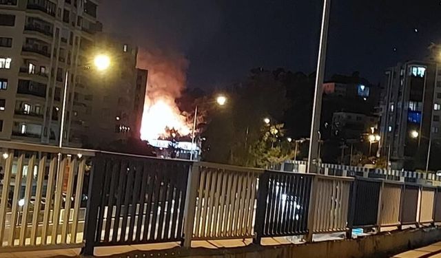 Bayraklı’da otluk alanda yangın: Yoğun duman kentin birçok noktasından görüldü