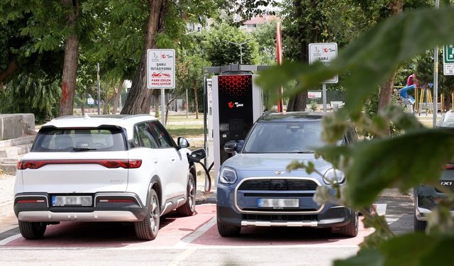 Bayraklı'da elektrikli araçlara yeni şarj ağı! 10 farklı noktada 20 ünite hazır