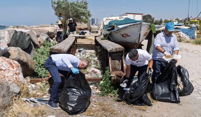 İzmir'de denizden çıkan klozet kapağı ve masa şoke etti!