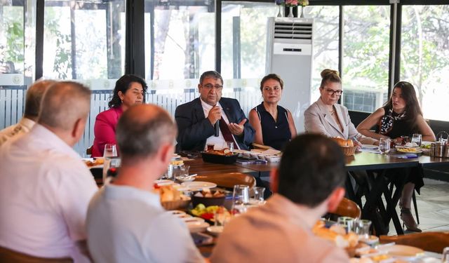 Buca’da yeni dönem stratejisi: Başkan Vekili Benzer, müdürlerle buluştu