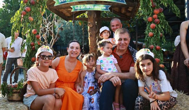 Başkan Cemil Tugay Selçuk'ta şeftali hasadına katıldı: "Üreticimizin yanında olmayı sürdüreceğiz"