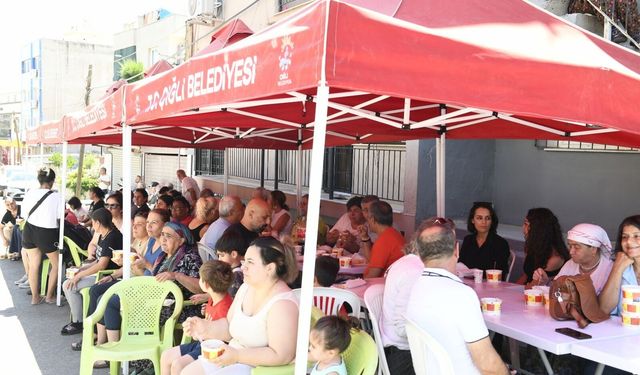 Çiğli Belediyesi ilçenin dört bir yanında aşure dağıttı