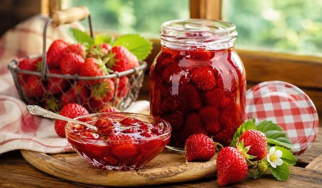 Çilek evlerde reçele dönüşüyor: Bu yöntemle 1 yıl bozulmuyor