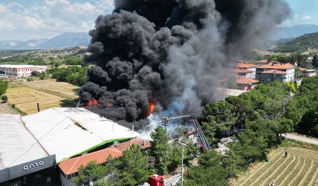 Denizli'de korkutan fabrika yangını: Siyah dumanlar kenti kapladı