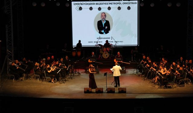 İzmir'de Edip Akbayram ve Volkan Konak şarkılarıyla anıldı!