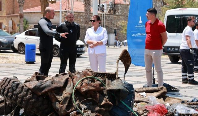 Foça'da büyük temizlik: Tonlarca atık su yüzüne çıkarıldı