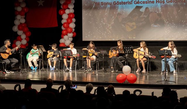 Gaziemir’de enstrüman kursiyerlerinden yıl sonu konseri!