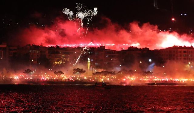 Göztepe 101 yaşında! Güzelyalı’da meşaleli kutlama geceyi aydınlattı