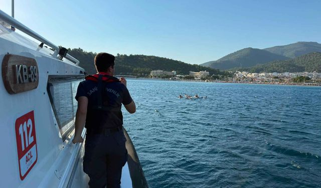 İzmir'de aynı gün iki kurtarma operasyonu: Sahil Güvenlik 9 kişiyi güvenli şekilde karaya ulaştırdı