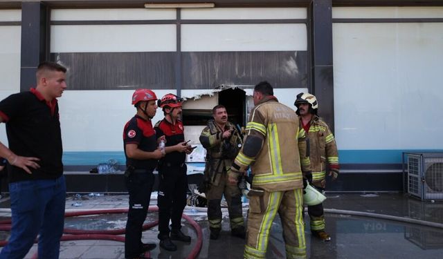 İzmir Bornova'da korkutan market yangını: İtfaiye duvarı kırarak müdahale etti