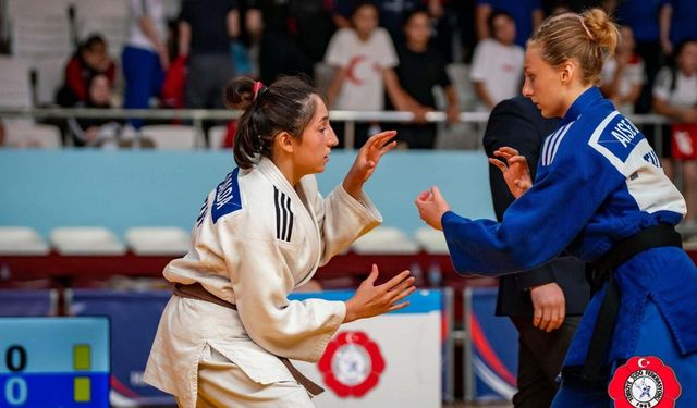 İzmir Gaziemir'de lise öğrencileri Aişe ve Nazlı Ay-Yıldızlı formayı giyecek
