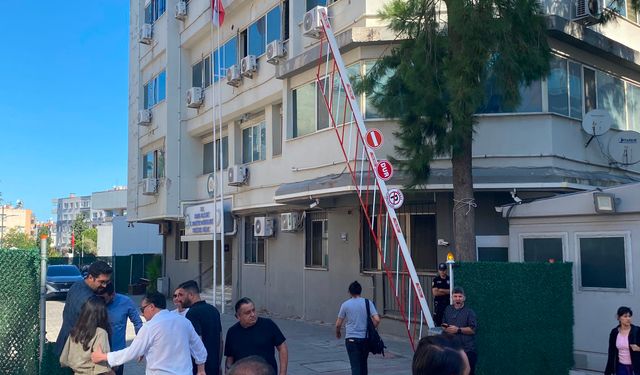 İzmir siyasetinde sıcak saatler… Gözaltının ardından Emniyet önünde nöbet başladı!