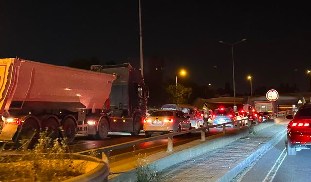 İzmir'de hareketli gece: Bornova'da ulaşım felç oldu, araçlar ters şeritten döndü!