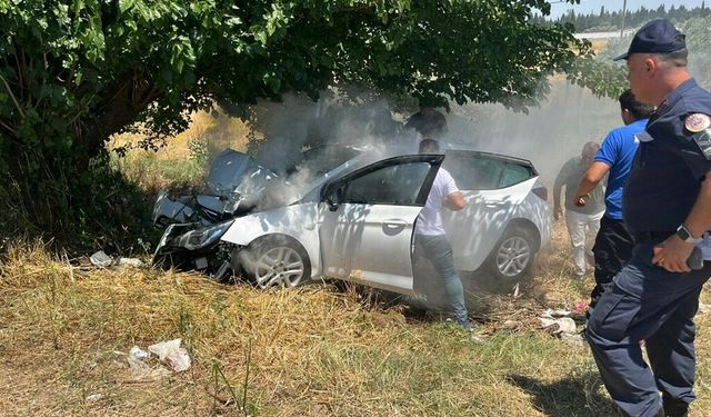 İzmir'de kontrolden çıkan araç ağaca ok gibi saplandı: 4 ağır yaralı!