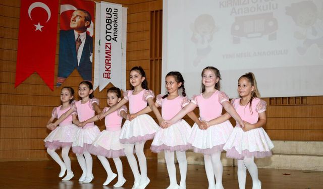 Sahne miniklerin, gurur ailelerin! Kırmızı Otobüs Anaokulu'nda mezuniyet heyecanı