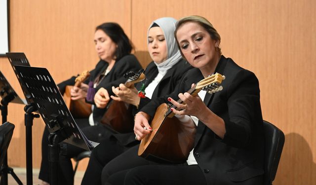 Karabağlar'da performans günleri coşkusu! Kursiyerlerden müzik dolu final