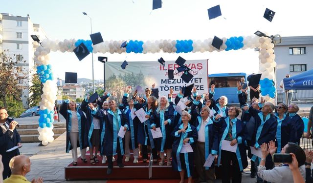 Karabağlar’da ezber bozan mezuniyet: Saçlar beyaz, heyecan çocuksu!