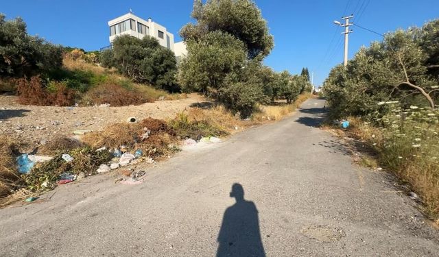 Karaburun'da çöp tepkisi: Konteynerler kaldırıldı, sokak atıklarla doldu