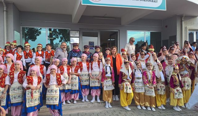 Kursiyerler büyüledi: Karabağlar'da renkli halk oyunları gösterisi
