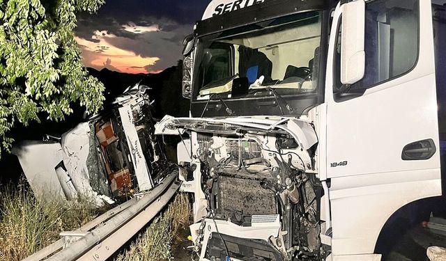 Manisa’da iki TIR çarpıştı: D300 karayolunda trafik kilitlendi