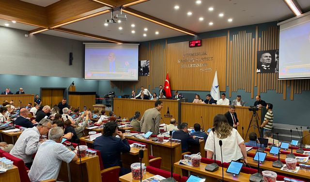 6 saate sinir dayanmadı! Meclis sonunda mevkidaşlardan kavga