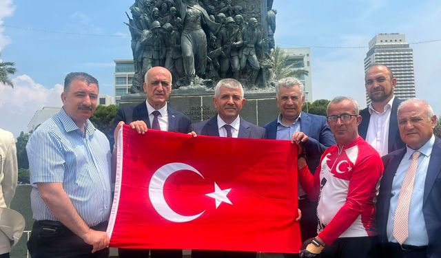 MHP'li Şahin'den anlamlı destek! Deprem şehitlerinin hatırasına Türk bayrağı emanet edildi
