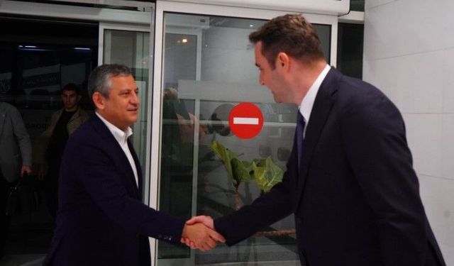 Diyarbakır ve Gaziantep programını tamamlayan Özgür Özel İzmir'de! Özel'i Çağatay Güç karşıladı