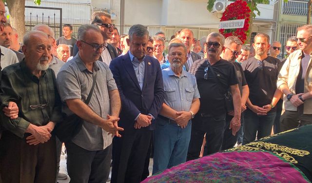Özgür Özel, arkadaşının annesini İzmir’de son yolculuğuna uğurladı!