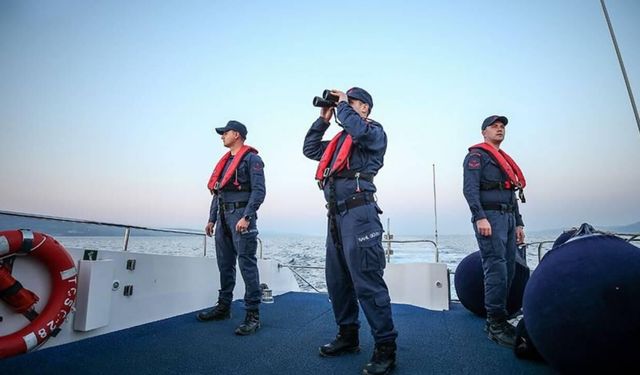 İzmir’de korku dolu anlar! Su alan teknedeki 6 kişi son anda kurtarıldı