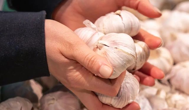 Sarımsak soyarken bunu deneyin: Kabuklar kendiliğinden ayrılıyor
