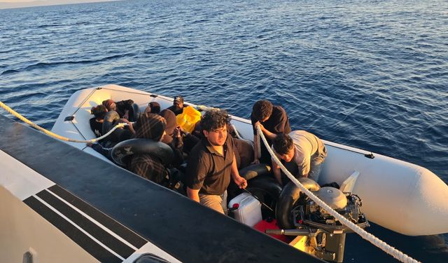 Seferihisar açıklarında düzensiz göçmen operasyonu: Lastik bottaki 20 kişi yakalandı