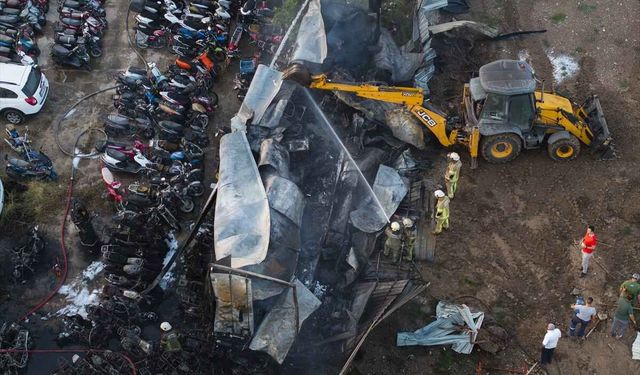 Bornova'da yediemin otoparkında korkutan yangın! 62 araç küle döndü