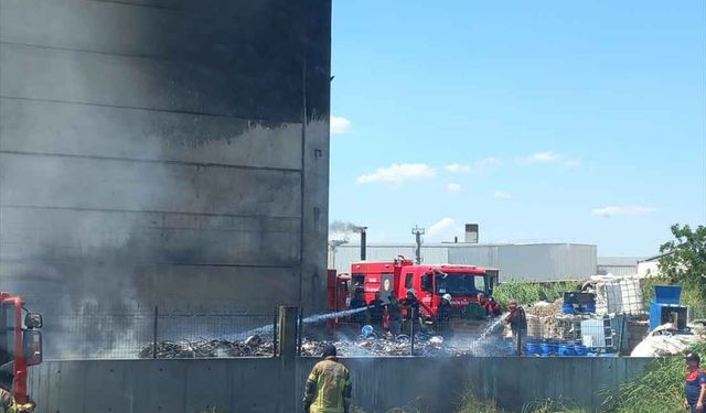 Torbalı'da geri dönüşüm fabrikasında yangın paniği! Bahçedeki alevler kontrol altına alındı