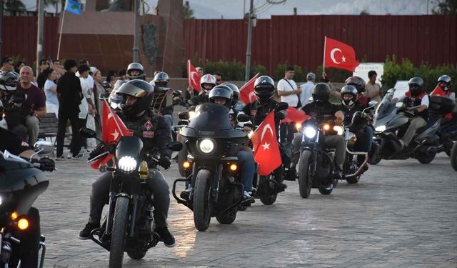 İzmir'de 15 Temmuz anısına bayraklı motosiklet ve bisiklet turu düzenlendi!