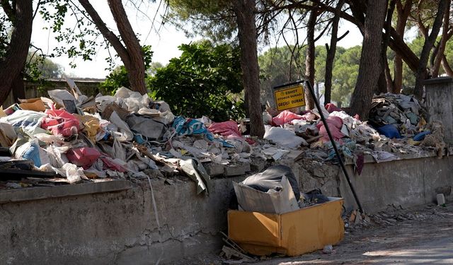 Konak’ta çileden çıkartan moloz yığınları: AK Partili Başdaş “İşte sözün bittiği yer!”