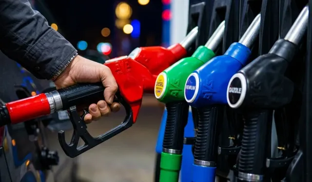 Akaryakıt fiyatları ne kadar oldu? Motorine indirim geldi mi?