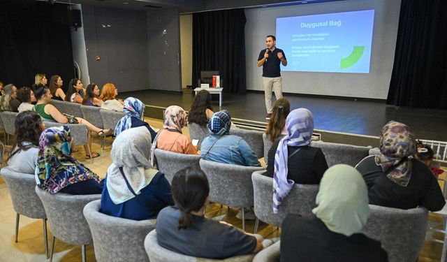 Bornova'da ebeveynlere uzmanlardan uyarılar! Her isteği yerine getirmeyin