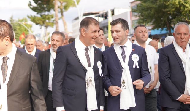 Cemil Tugay, Erbaa Yaprak Festivali'ne katıldı: "İzmir'deki Erbaalıların selamını getirdik"
